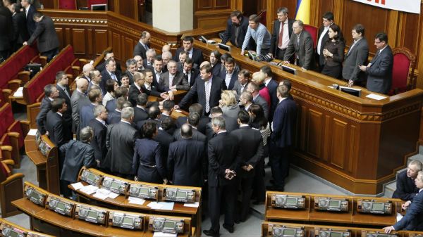 Opozycja okupuje mównicę w ukraińskim parlamencie