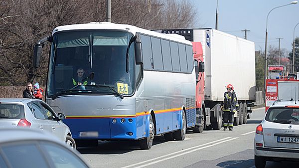 Wypadek autokaru z gimnazjalistami koło Ożarowa
