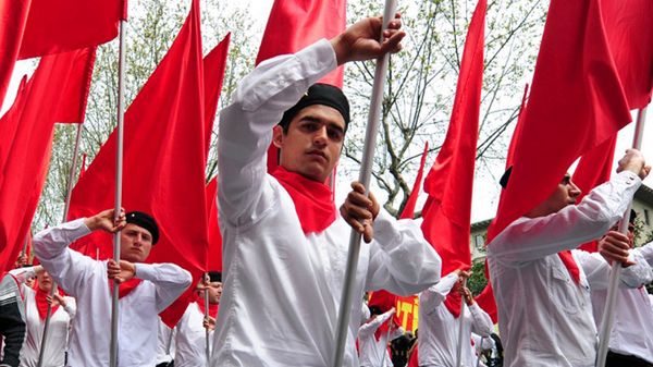 Członkowie DHKP-C podczas marszu w Stambule