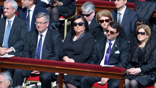 Prezydent Bronisław Komorowski z żoną Anną podczas mszy inauguracyjnej papieża Franciszka