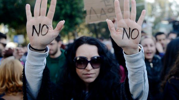 Tłumy Cypryjczyków protestowały przeciw wprowadzeniu podatku od depozytów bankowych