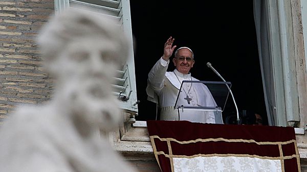 Papież Franciszek pozdrawia wiernych