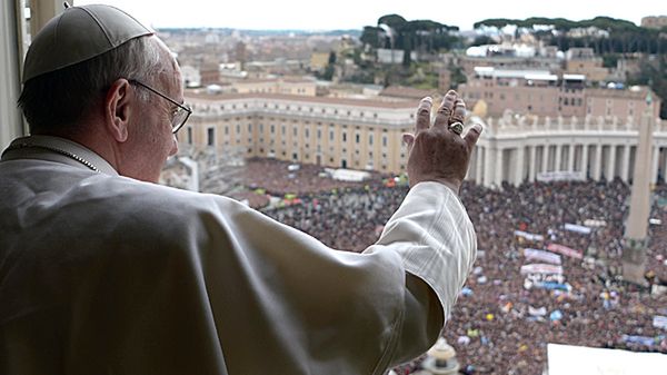 Papież pozdrawia wiernych podczas modlitwy Anioł Pański