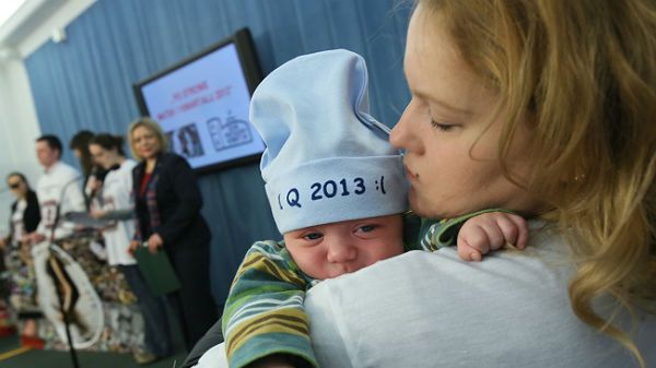 Matka z dzieckiem uczestniczy w konferencji prasowej "Po stronie Matek I Kwartału"