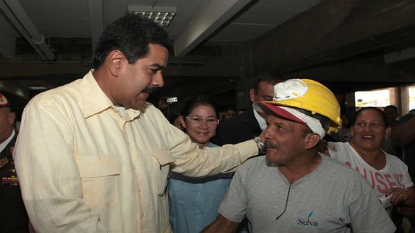 Nicolas Maduro z wyborcami