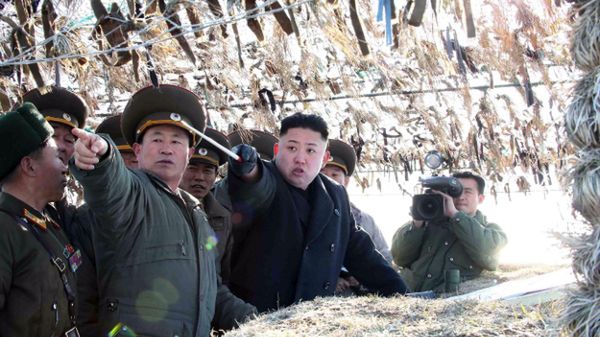 Kim Dzong Un podczas inspekcji wojsk