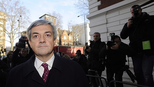 Chris Huhne przed budynkiem sądu