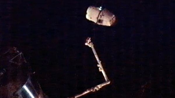 Statek kosmiczny Dragon na wysięgniku Międzynarodowej Stacji Kosmicznej