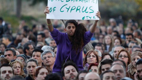 Cypryjczycy protestują przed siedzibą UE w Nikozji