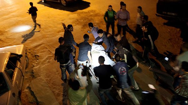 Palestyńczycy transportują ciało ofiary ostrzału w Strefie Gazy