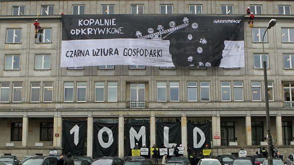 Protest Greenpeace przeciwko budowie nowych odkrywkowych kopalni węgla brunatnego na budynku Ministerstwa Gospodarki w Warszawie
