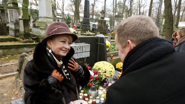 Aktorka Magdalena Zawadzka kwestuje na Cmentarzu Powązkowskim w Warszawie