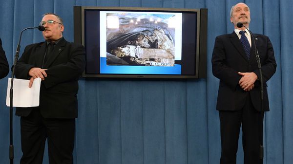 Stanisław Zagrodzki i poseł Antoni Macierewicz podczas konferencji prasowej.