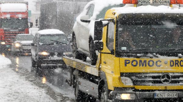 Opady śniegu zablokowały wiele tras w Polsce