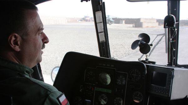 Major Waldemar Stafijowski za sterami śmigłowca Mi-17