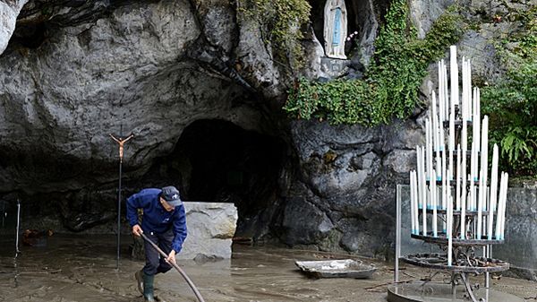 Powódź spowodowała zamknięcie wielu religijnych obiektów w Lourdes