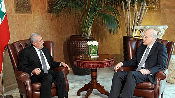 Prezydent Libanu Michel Suleiman (L) rozmawia z premierem Nadżibem Mikati
