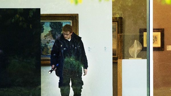 Policjant w muzeum Kunsthal w Rotterdamie