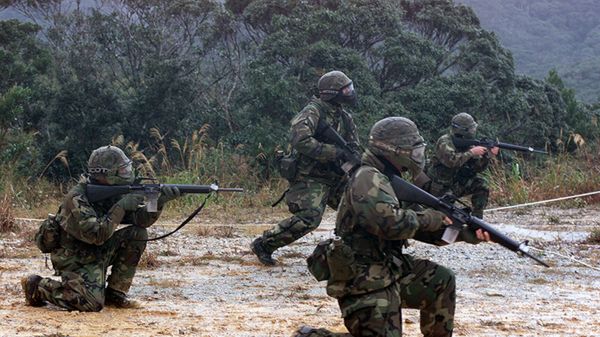 Żołnierze piechoty morskiej USA na Okinawie