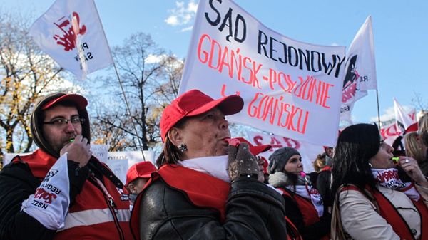 Pracownicy sądownictwa protestowali w Warszawie przeciwko likwidacji sądów