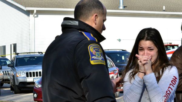 Kobieta czeka na informacje o swojej siostrze, która uczyła się w szkole w Newtown