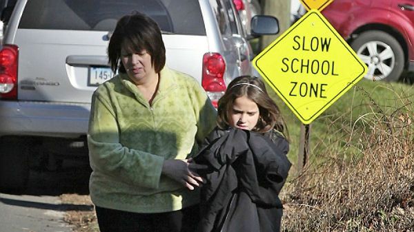 Przerażona uczennica ze szkoły w Newtown wraca z mamą do domu