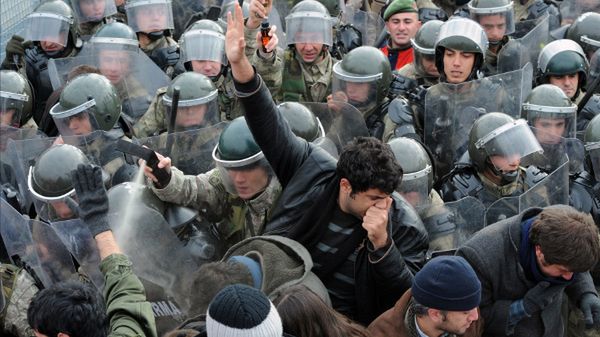 Protesty przerodziły się w starcia