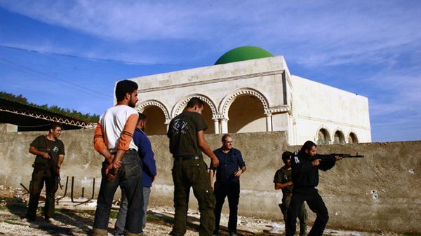 Luis Munar (trzeci od prawej) w czasie szkolenia syryjskich rebeliantów