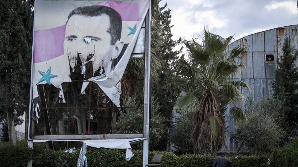 Zniszczony plakat Asada w Aleppo
