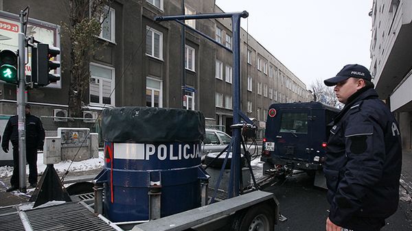 Policja w miejscu, gdzie doszło do ataku nożem i wybuchu