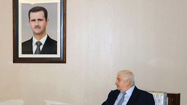 Walid el-Mualim (na ścianie portret Baszara al-Asada)