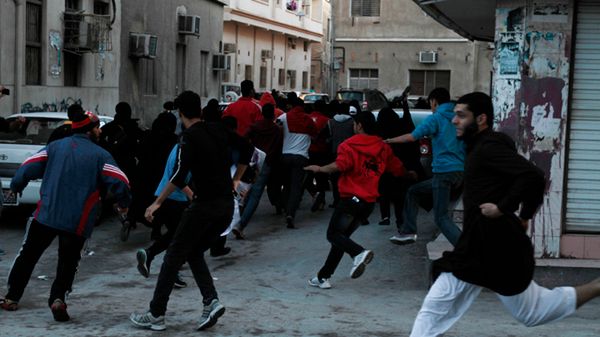 Bahrajn - antyrządowi demonstranci uciekają przed policją
