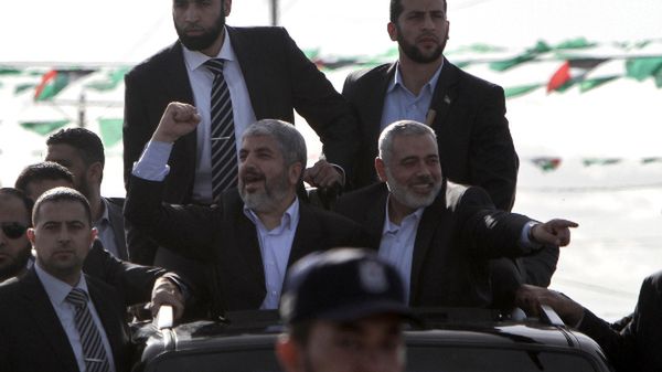 Meszal wznosi pięść w górę - powitanie w Strefie Gazy