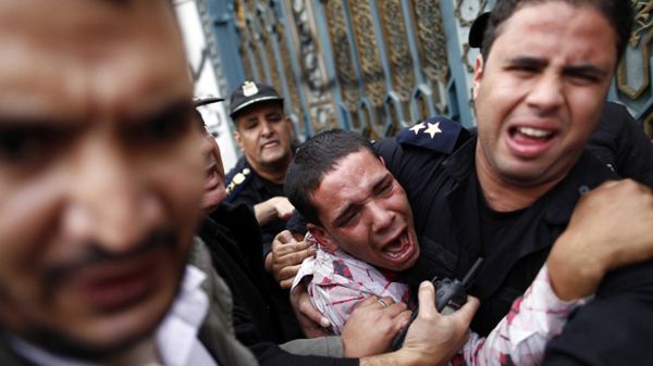 W Kairze wybuchły starcia przeciwników i zwolenników Mursiego