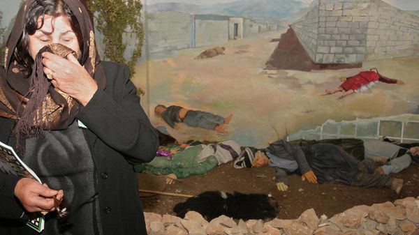 Kurdyjka płacze podczas wizyty w galerii, której wystawa upamiętnia wydarzenia w Halabdży