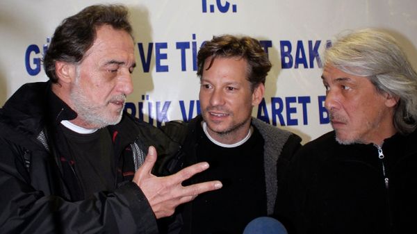 Richard Engel (w środku) oraz John Kooistra (po prawej)