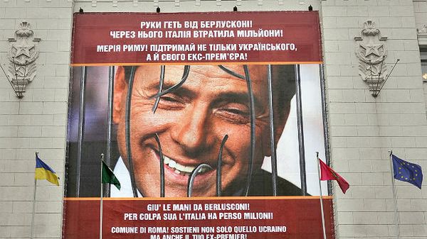 Plakat z napisem "Ręce precz od Berlusconiego"