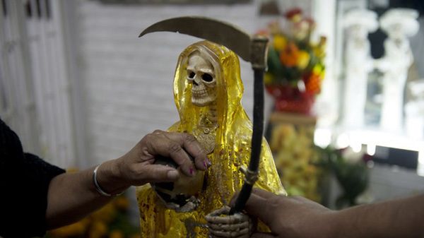 Meksykanie czczą figurę Santa Muerte