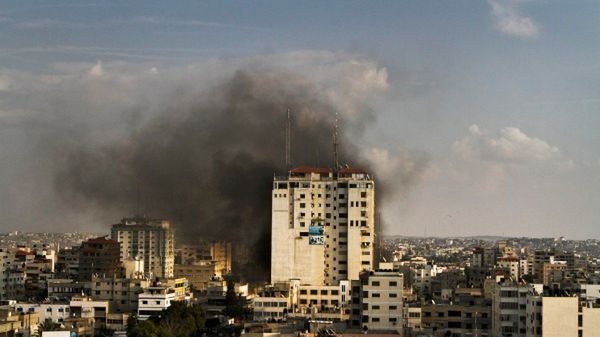 Dym unoszący się nad Al Shoroq w Strefie Gazy