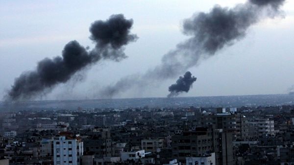 Dym nad zbombardowaną kwaterą główną Hamasu