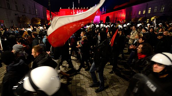 Policjanci zabezpieczają marsz antyfaszystowski 11 listopada w Warszawie