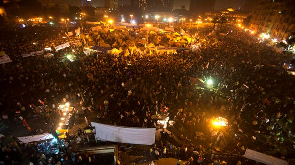 Tłumy protestujących na Placu Tahrir