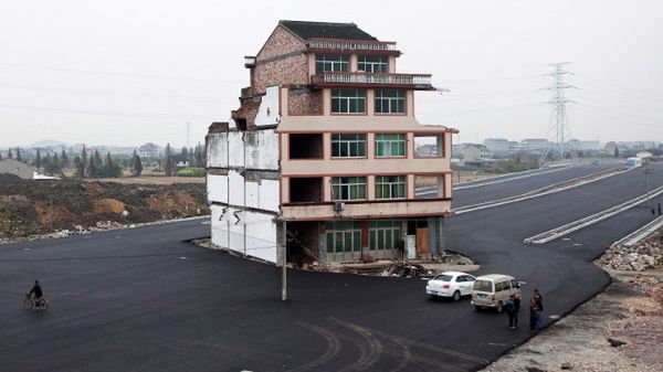 Dom przed całkowitą rozbiórką