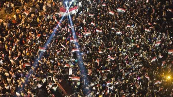 Demonstracja przed pałacem prezydenckim w Kairze