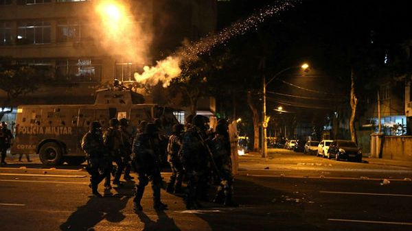 W pobliżu stadionu Maracana doszło do starć protestujących z policją