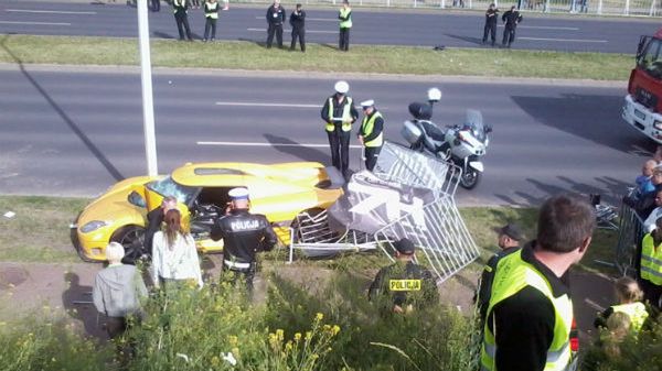 Według relacji świadków samochód jechał z bardzo dużą prędkością