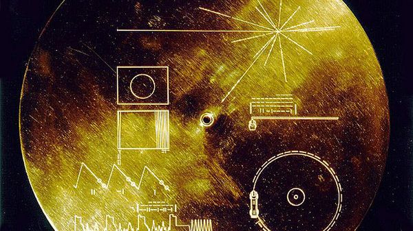 Płyta z pozłacanej miedzi, przymocowana do kadłuba sondy Voyager 1