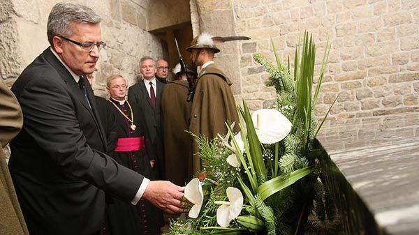 Prezydent Bronisław Komorowski składa wieniec przy grobowcu gen. Władysława Sikorskiego w krypcie św. Leonarda na Wawelu
