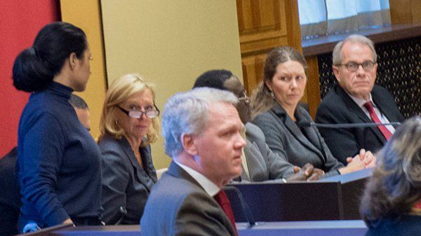 Mbanenande w sztokholmskim sądzie (w tle, w środku)