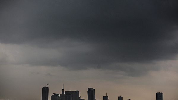 Chmury burzowe nad Warszawą